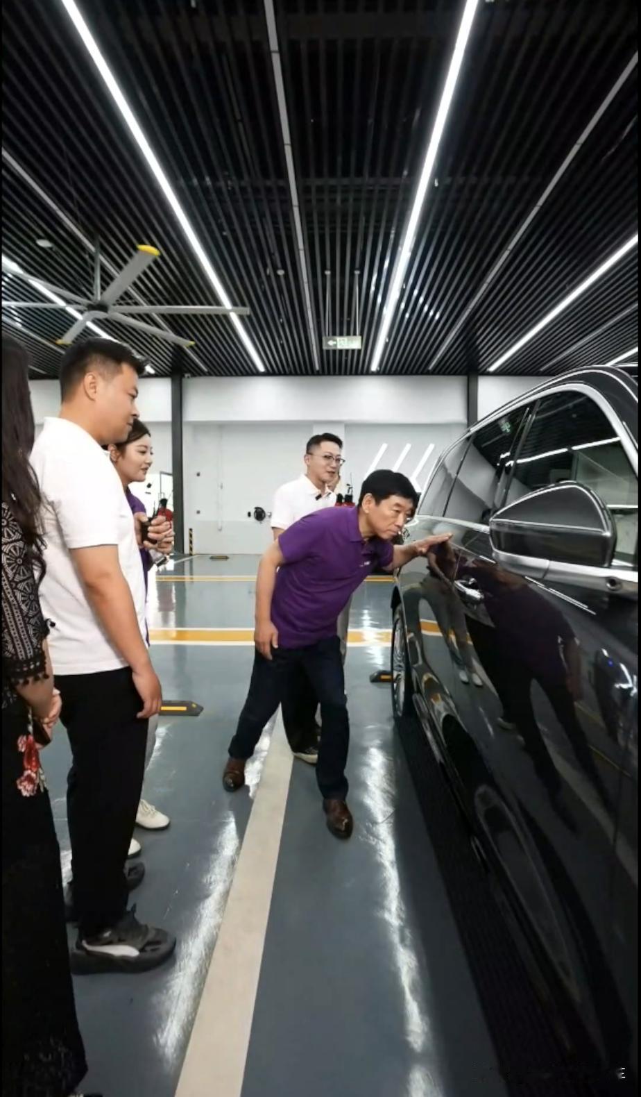 5月29日，魏建军不搞剪彩、不玩致辞，全程蹲门店、讲车、陪试驾、直面用户聊服务