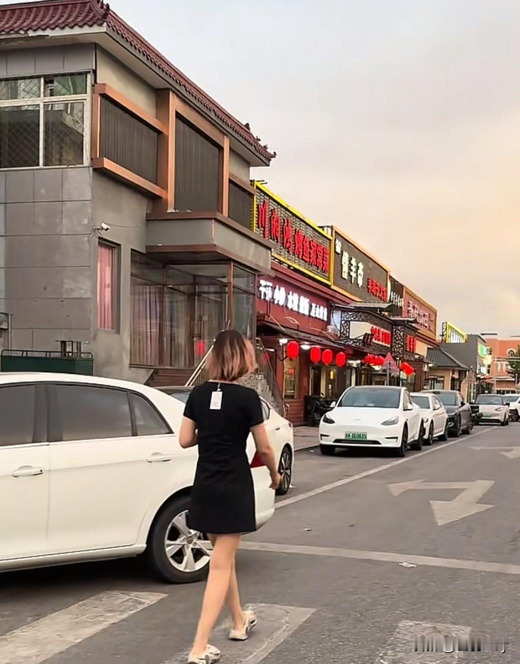 杭州萧山盈丰街道，先被卖衣服的拉黑，现在连美妆护肤品牌圣罗兰都嫌弃了。一个22
