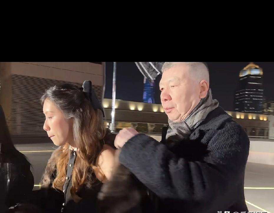 同一个女儿，两副面孔！冯小刚当亲爹宠，徐帆却碰一鼻子灰！实锤来了！最近徐帆