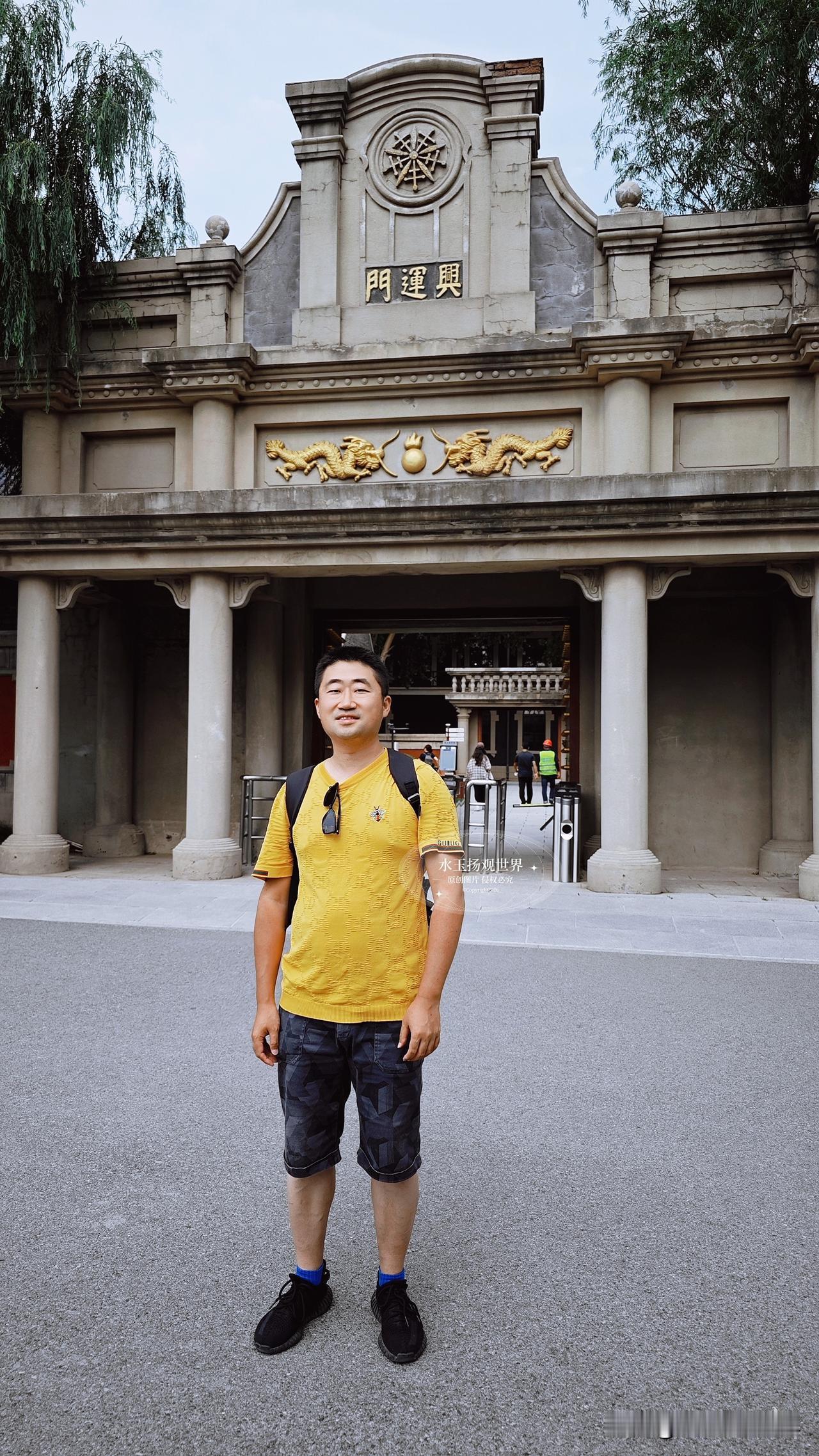 逛伪满皇宫，很多人直奔缉熙楼、同德殿，很容易错过僻静一角的宫内府。说实话，它