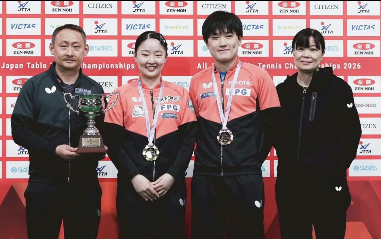 张本一家：赢了！张本美和：全锦赛成年组，青年组2个冠军。张本智和：全锦赛