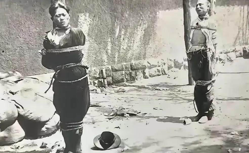 这张照片是1928年“五三惨案”的残酷见证，画面中中国外交人员蔡公时被粗麻绳死死