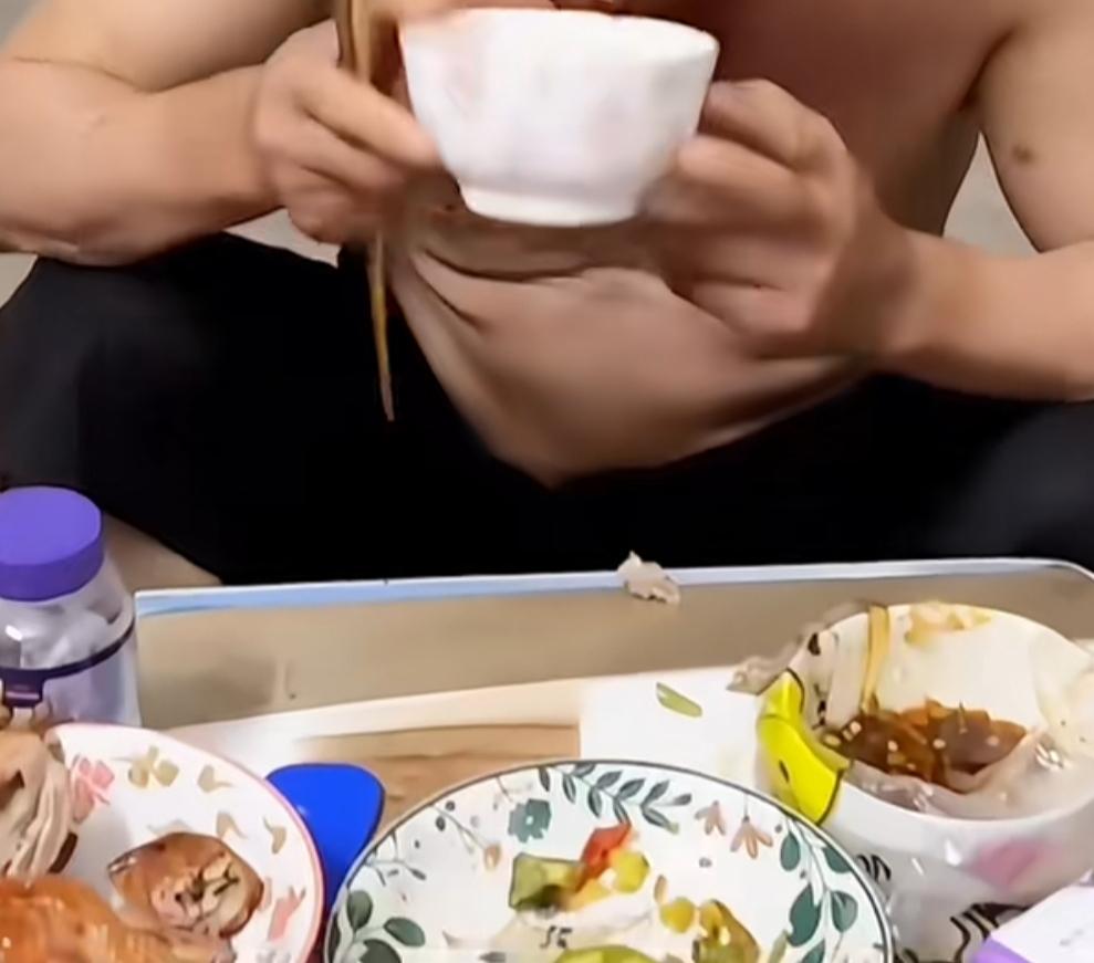 女子和老公干了一辈子的工地存了九十万块钱，儿子结婚的时候出钱出力只留了十万块钱养