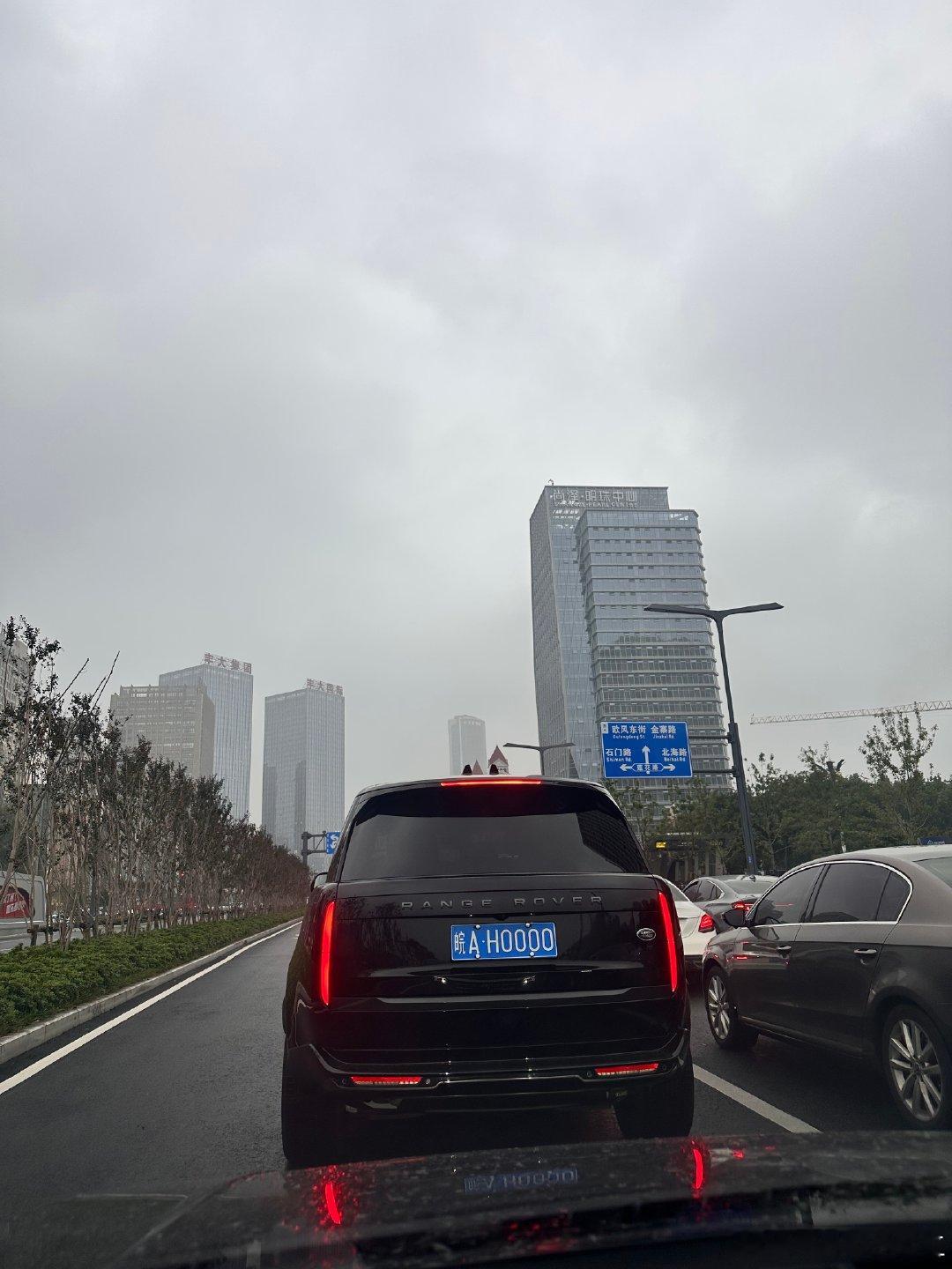 #卡宴降30万还得61万#卡直降30万，不少人以为可以抄底了，仔细一看优惠后还要61万起步。以前买车