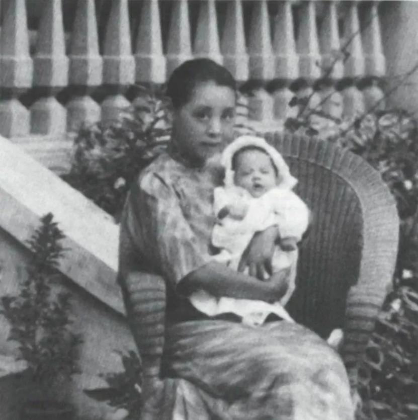 1922年，22岁张幼仪刚生下儿子，就被逼着离婚。产房里消毒水的味道还没散尽