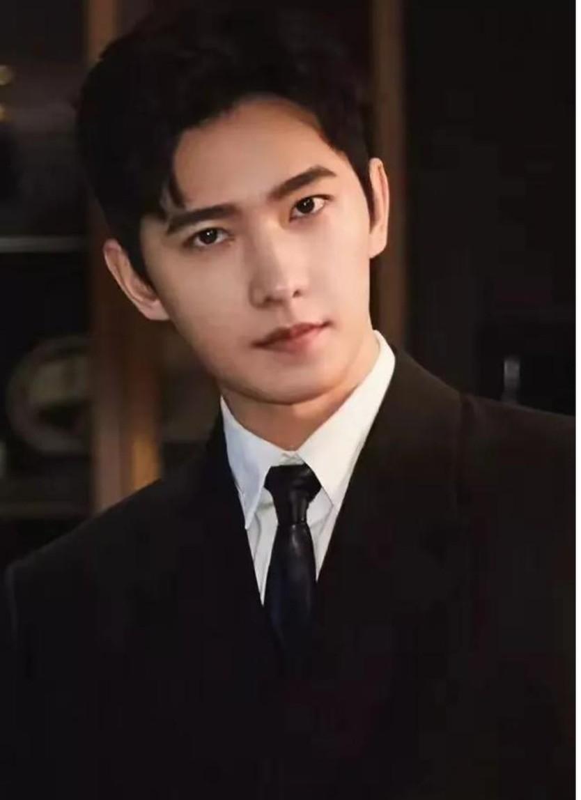 杨洋第一名没有争议吧？在你心中娱乐圈90后的一群男演员中，谁才能称得上顶级神颜的