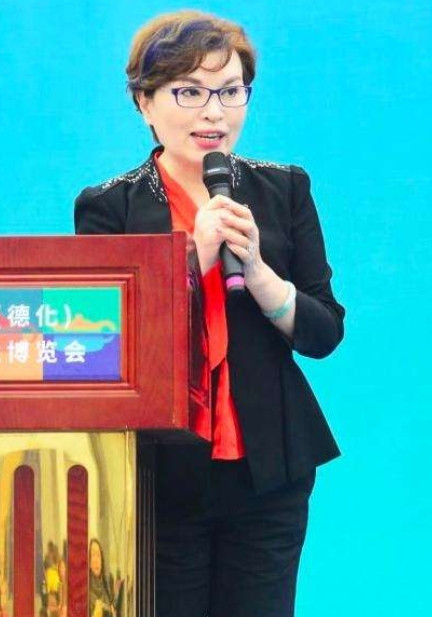 1998年，距离《新闻联播》开播还有15分钟，李瑞英接到了婆婆打来的电话：儿子从