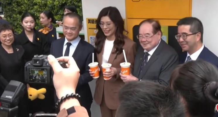 国民党主席郑丽文结束南京的行程，今天（8日）下午返回上海，接着马不停蹄去参观滨江