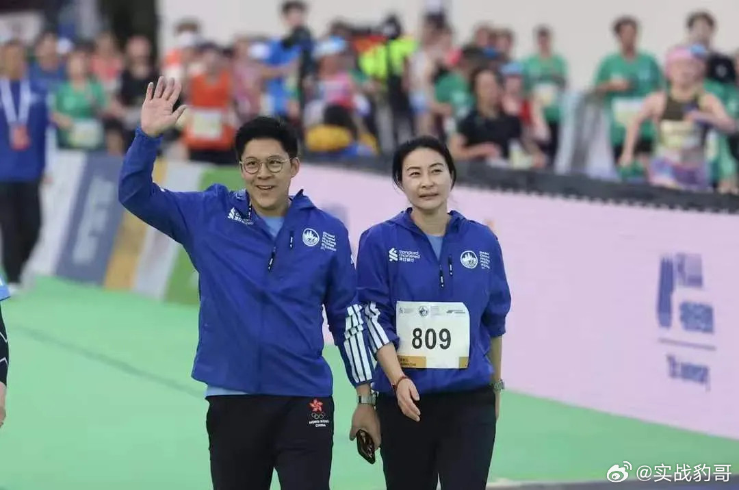 霍启刚，这恋爱脑简直没救了！想不明白，结婚都13年了，孩子都抱仨了，霍启刚竟然还