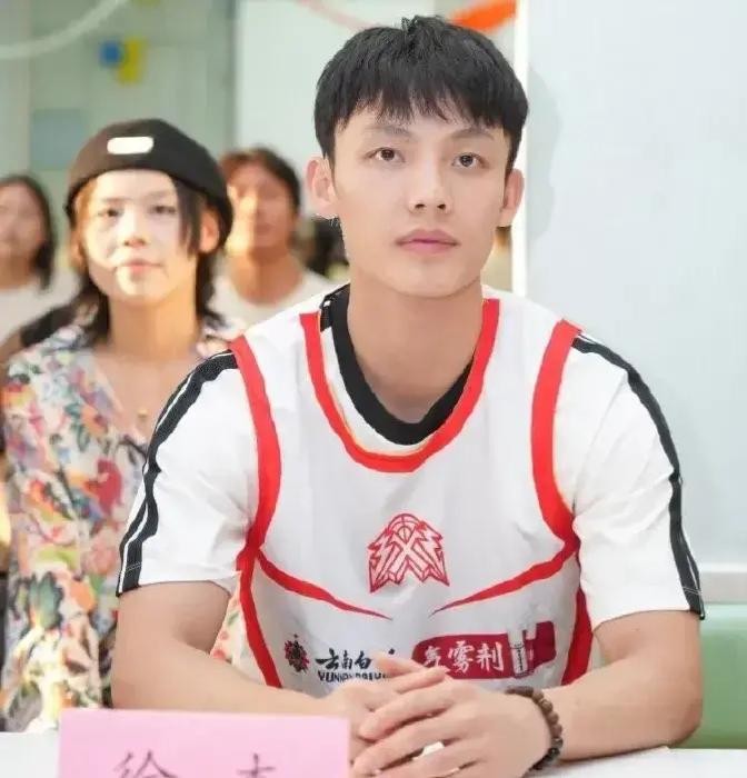 广东男篮徐杰体测创新高，防守稳健又充满积极性！他满场飞奔，缠住那些高大外援，让他们得分异常艰难。网上