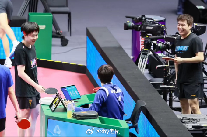 哥俩好王楚钦梁靖崑全运场馆开心交流​​​