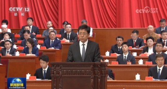 坐在台上认真听讲的马龙​​​