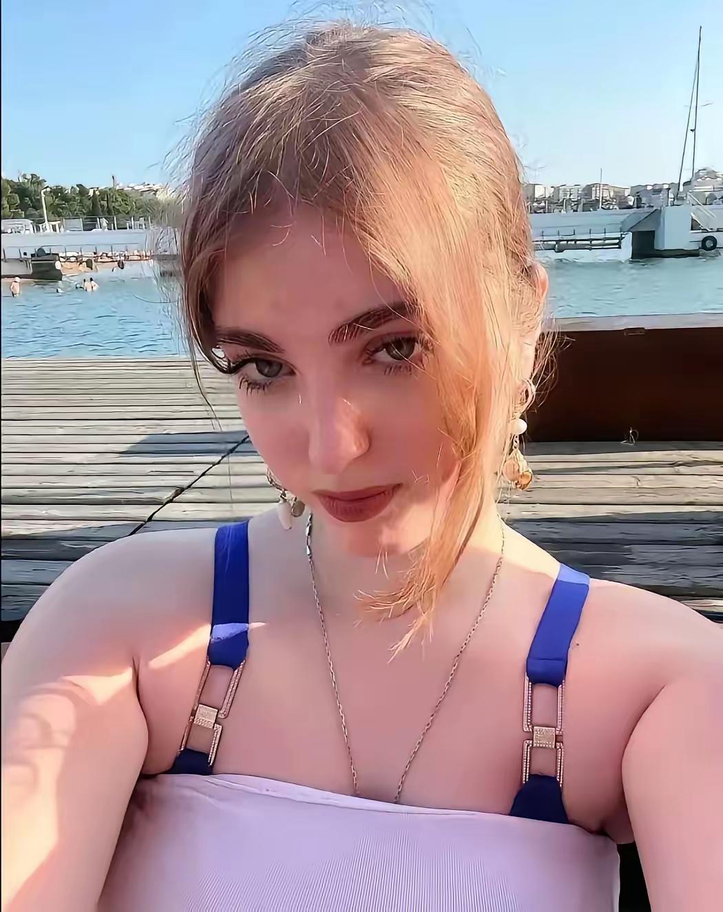 俄通社：今年9月，俄罗斯圣彼得堡市22岁的某小学英语女教师阿菲娜以补课为由，多次