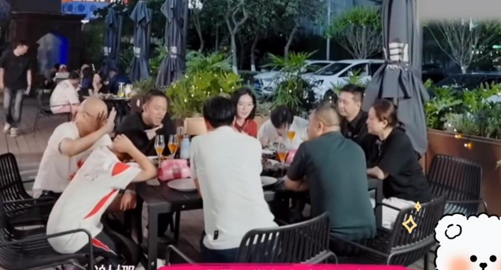 原来《哪吒》的配音这么复杂啊！谢娜在综艺中请了自己的同学们一起夜骑成都，大家坐
