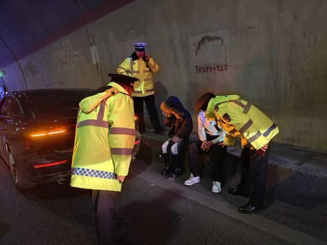 惊魂时速，G75高速上一辆小轿车以115km/h的时速狂奔490公里，直至燃油耗