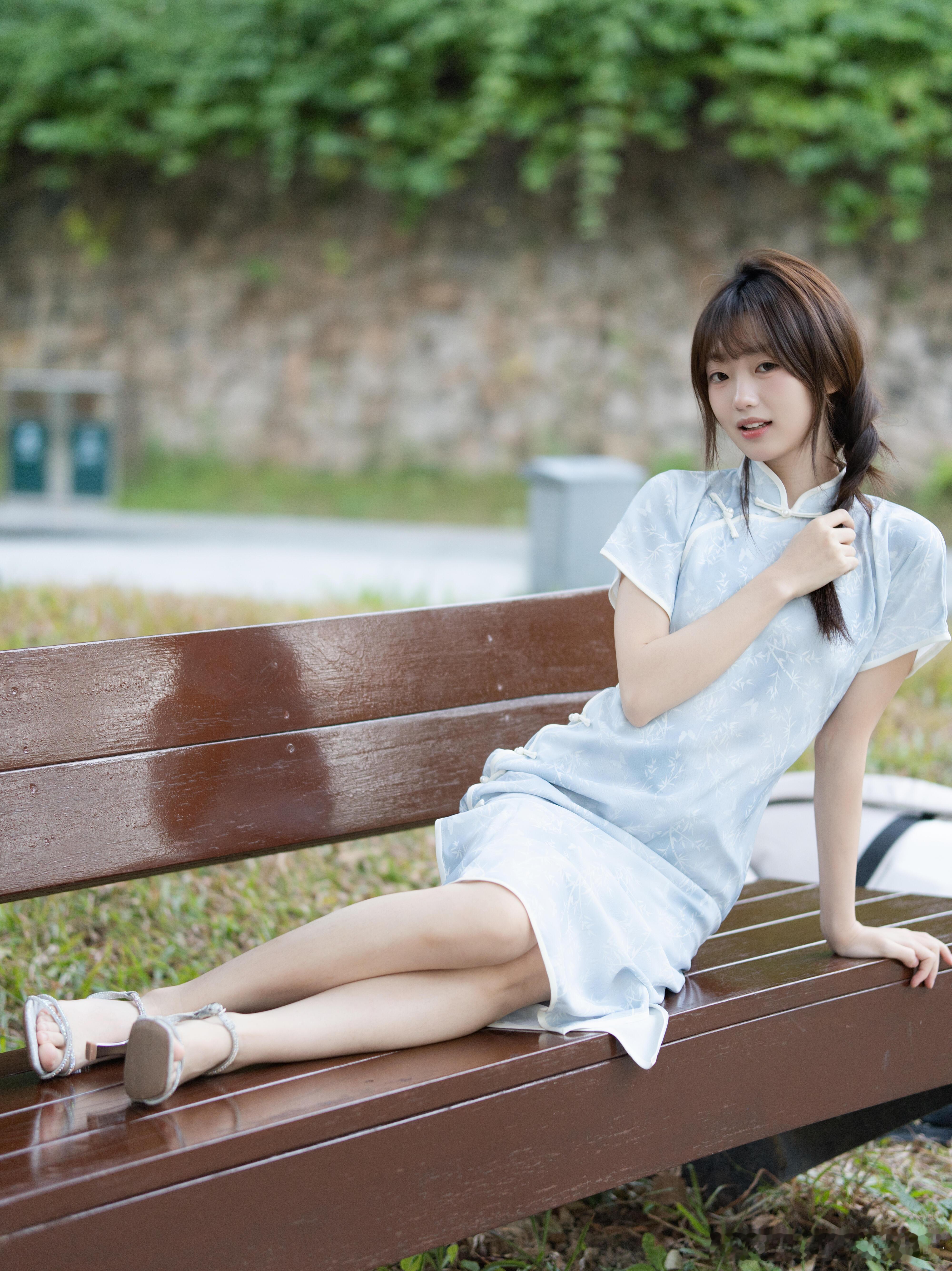 把江南的泛蓝色温柔旗袍穿在身上