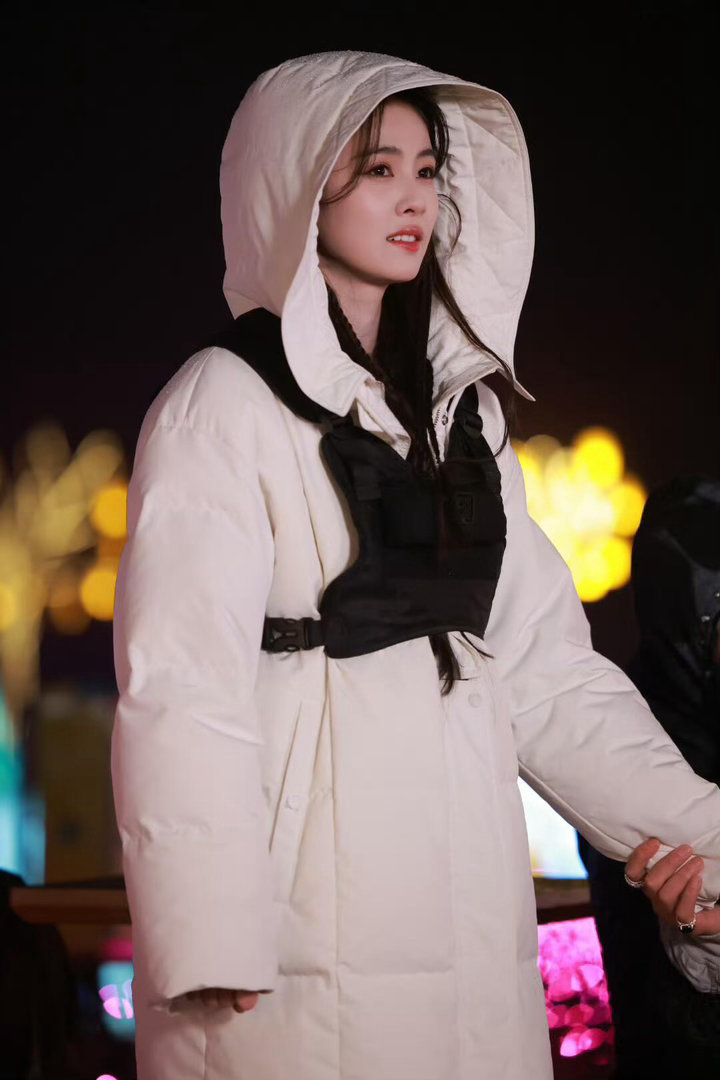 白鹿昨天是女儿今天是妈咪昨天还是女儿，今天就变妈咪了。什么风格都能驾驭，知性时