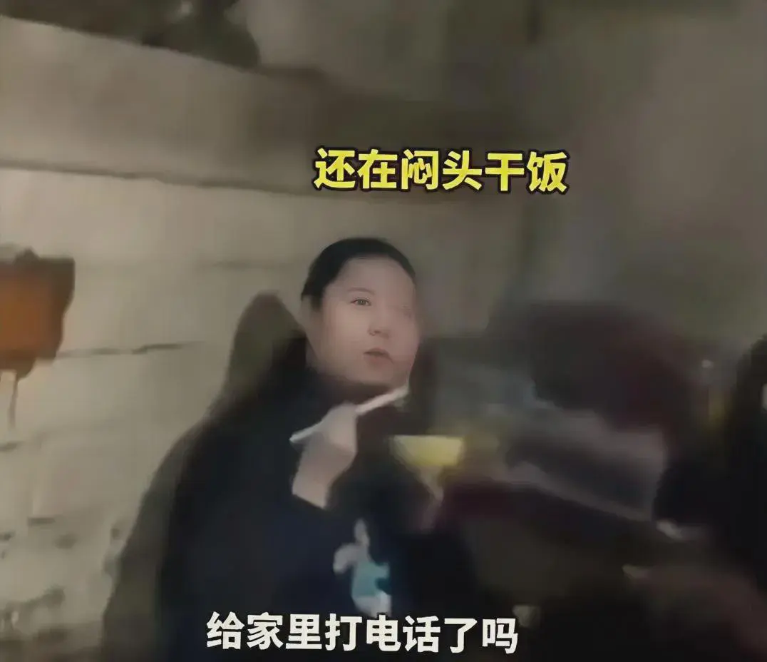 湖北一女孩在漠河旅游时走失，民警找了一夜，凌晨四点在一农户家找到正埋头干饭的女孩