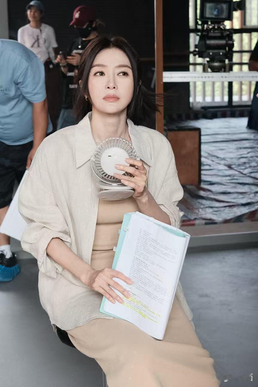 46岁秦岚太丰满了！穿衬衫+吊带裙，凹凸感好抢镜！