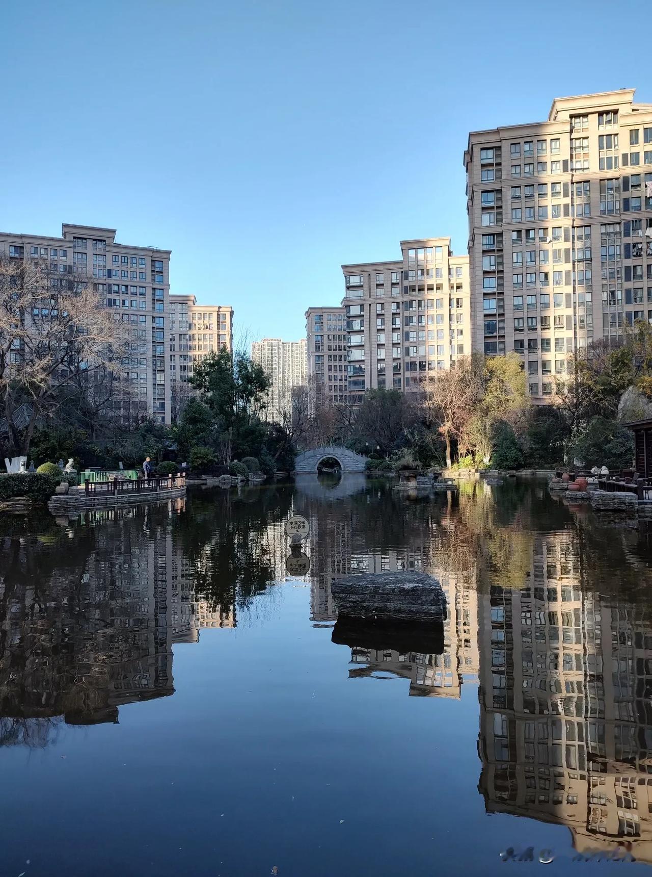 冬日严寒，恰似人生低谷，却也是心灵得以沉静、自我沉淀的良机。在寒冷与寂静中，往