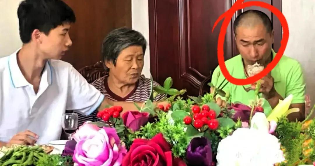 我去查了查庞众望的父亲庞向东，这一查，我沉默了老半天。他患有严重的精神分裂