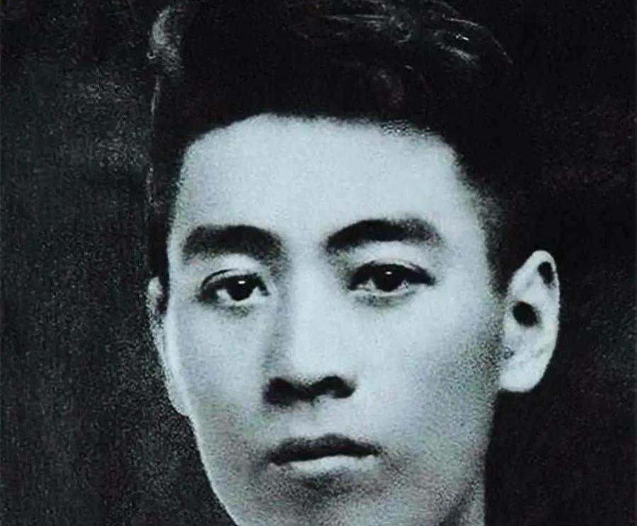 1955年，周总理途经昆明时，遇到了初恋张若名。谈话间，周总理轻声询问：“你是否