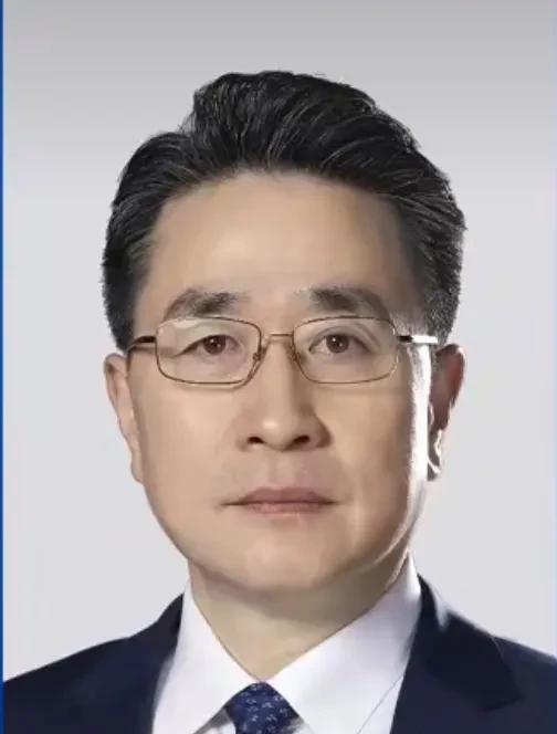 继55岁的医学博士原首都医科大学校长吉训明接任北京协和医学院院校长后，53岁的医
