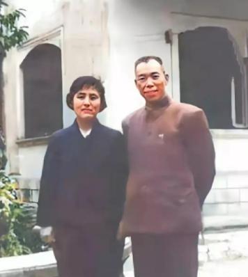 1981年10月23日，北京西城区，68岁的梁兴初接过平反文件，手指在“免除一切