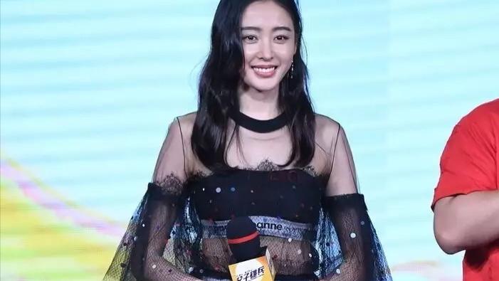 不忍直视!张天爱胯这么宽还敢穿紧身裤,网友:上半身再美也白搭