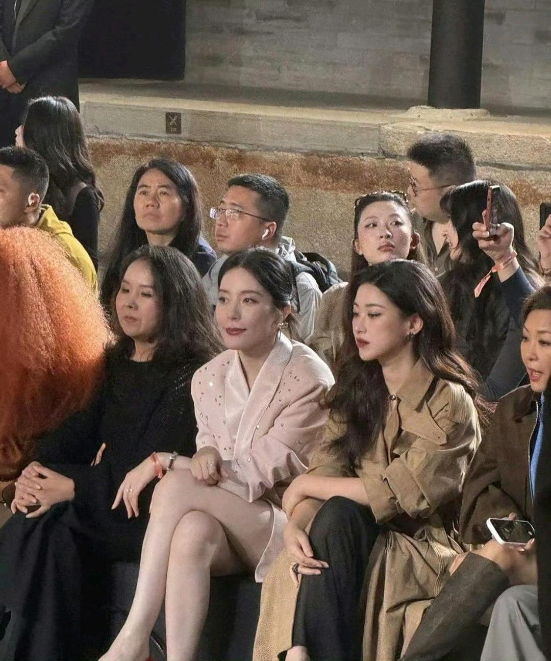 蔚来老板娘长得太白了，坐在人群里也很突出。