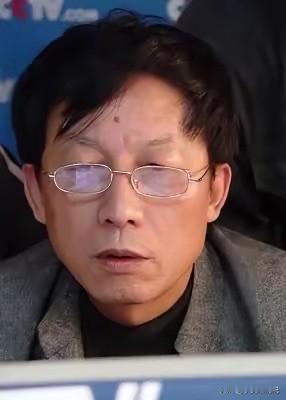 易中天为自己的行为狡辩道："有人批评我说，你是逢中必贬、逢美必舔。我这是爱之深、