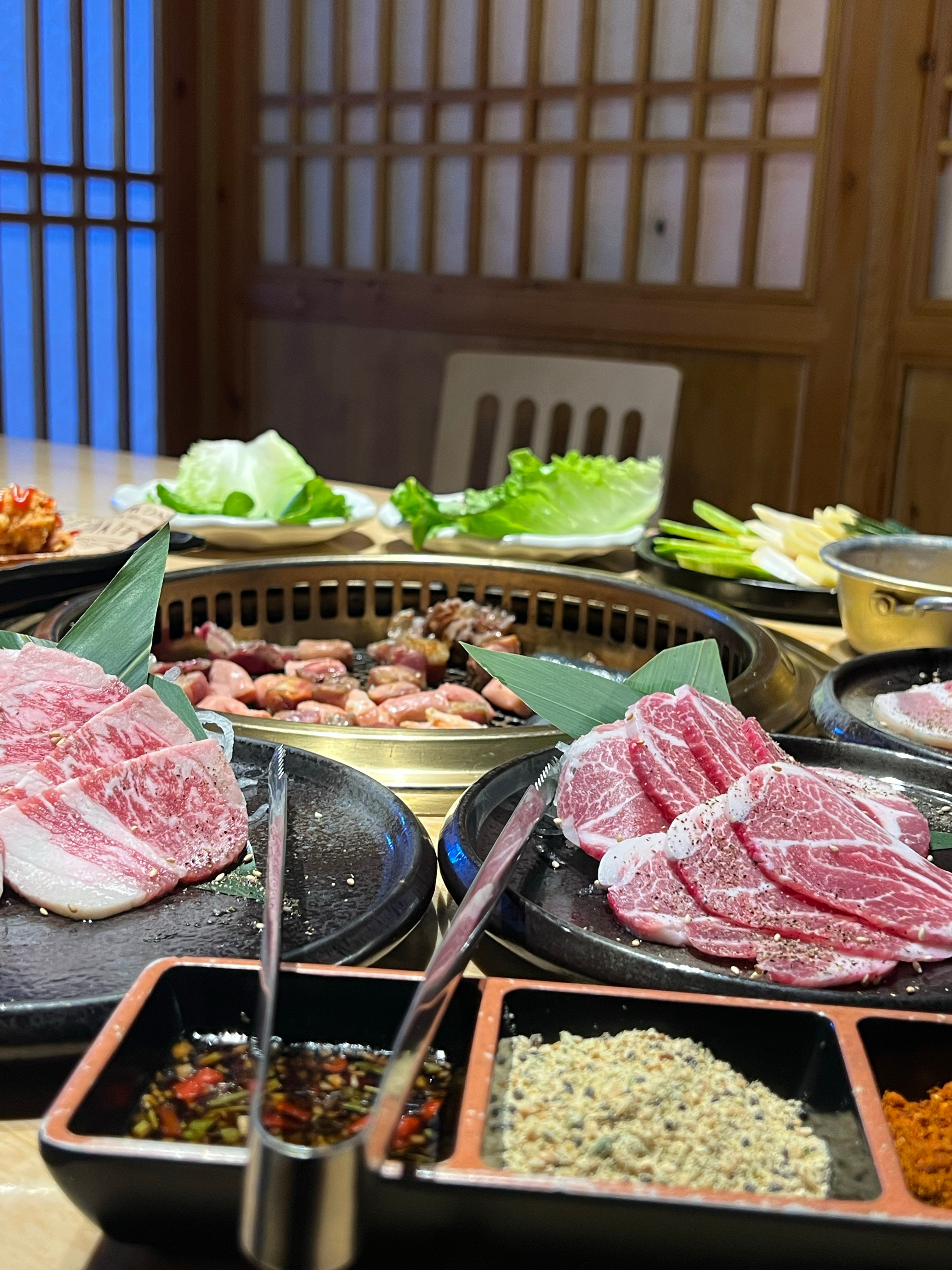 本来想减肥的但看到烤肉店的老板还有老婆孩子要养哎心软的人看不得这些