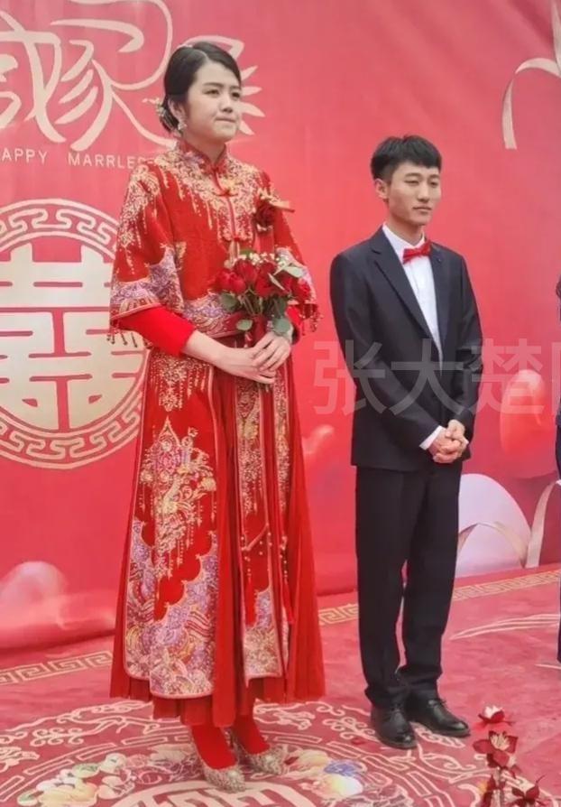 笑喷了！”男子娶了个身高将近一米九的妻子，比男子高了大半个头，妻子说只要她不同意