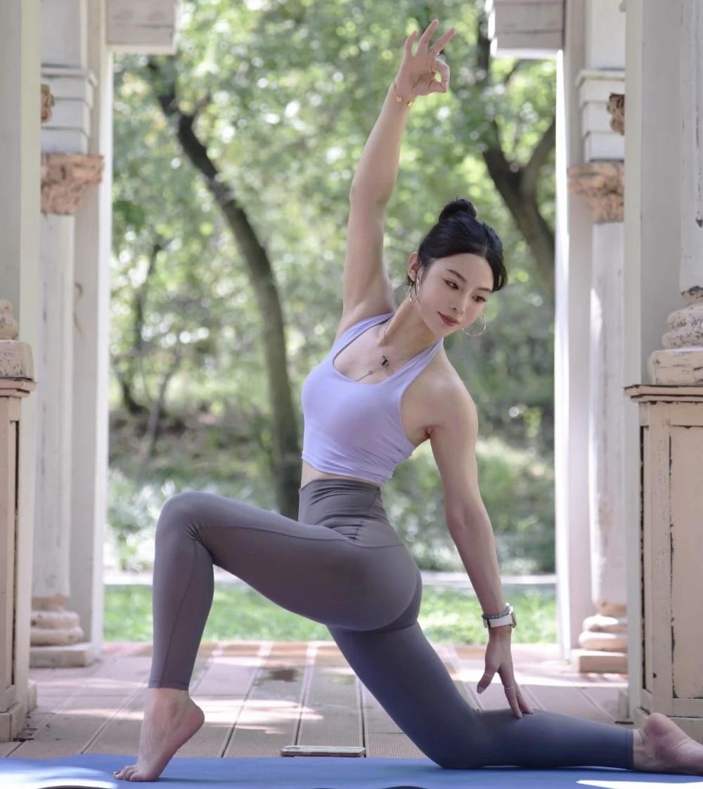 置身绿意草坪，用瑜伽舒展身心，在呼吸间感受自然与自我的和谐共鸣。