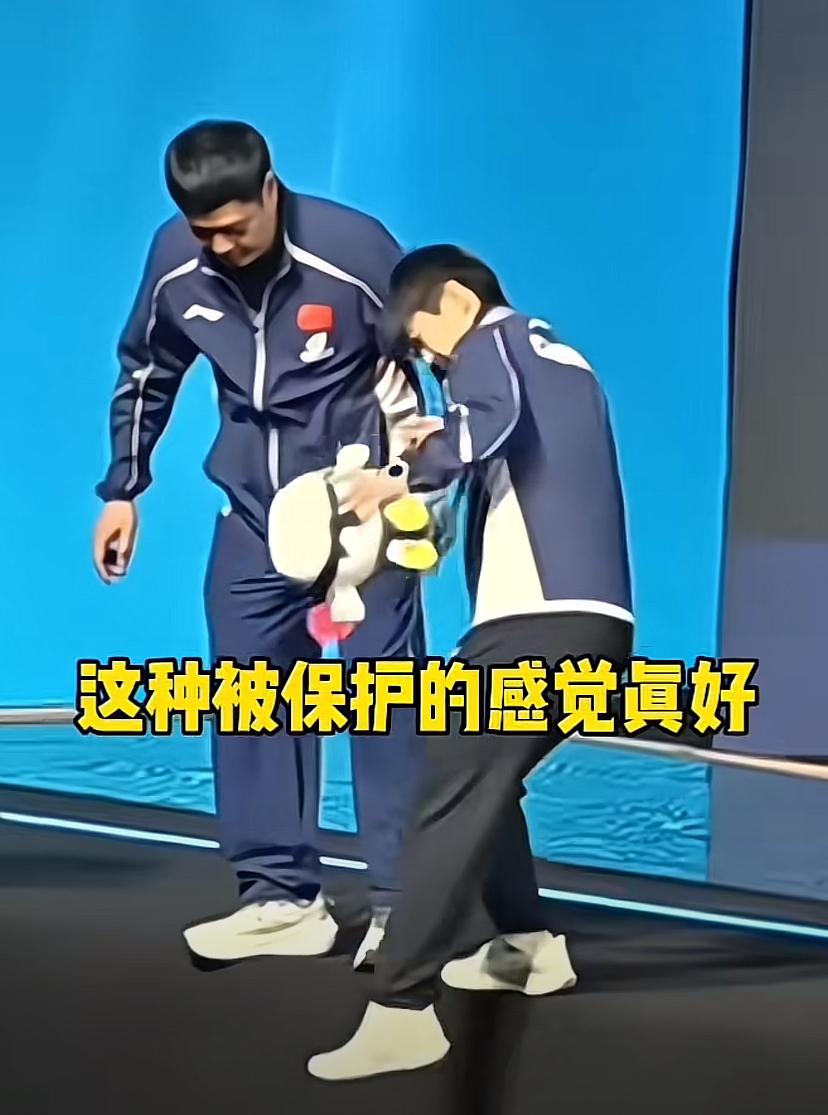 孙颖莎不但有邱贻可扶着，还挺高的台阶，王楚钦也有人扶着。大头这次真的累坏