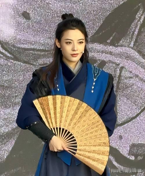 《镖人》的女性角色塑造堪称惊喜，彻底跳出传统武侠的花瓶套路。阿育娅不恋爱脑、不等