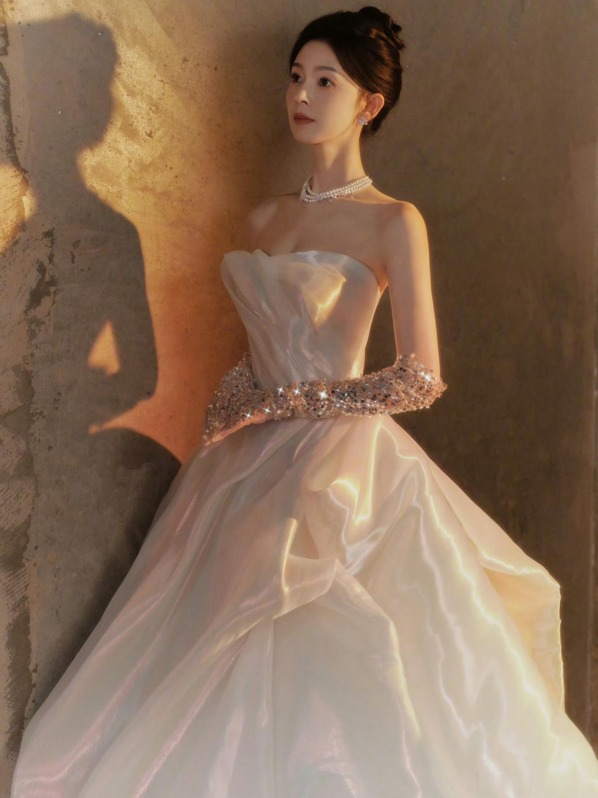 陈瑶穿了五彩斑斓的白陈瑶让白裙有了生命温度！静态时如月光凝成的雕塑，动态时似人鱼