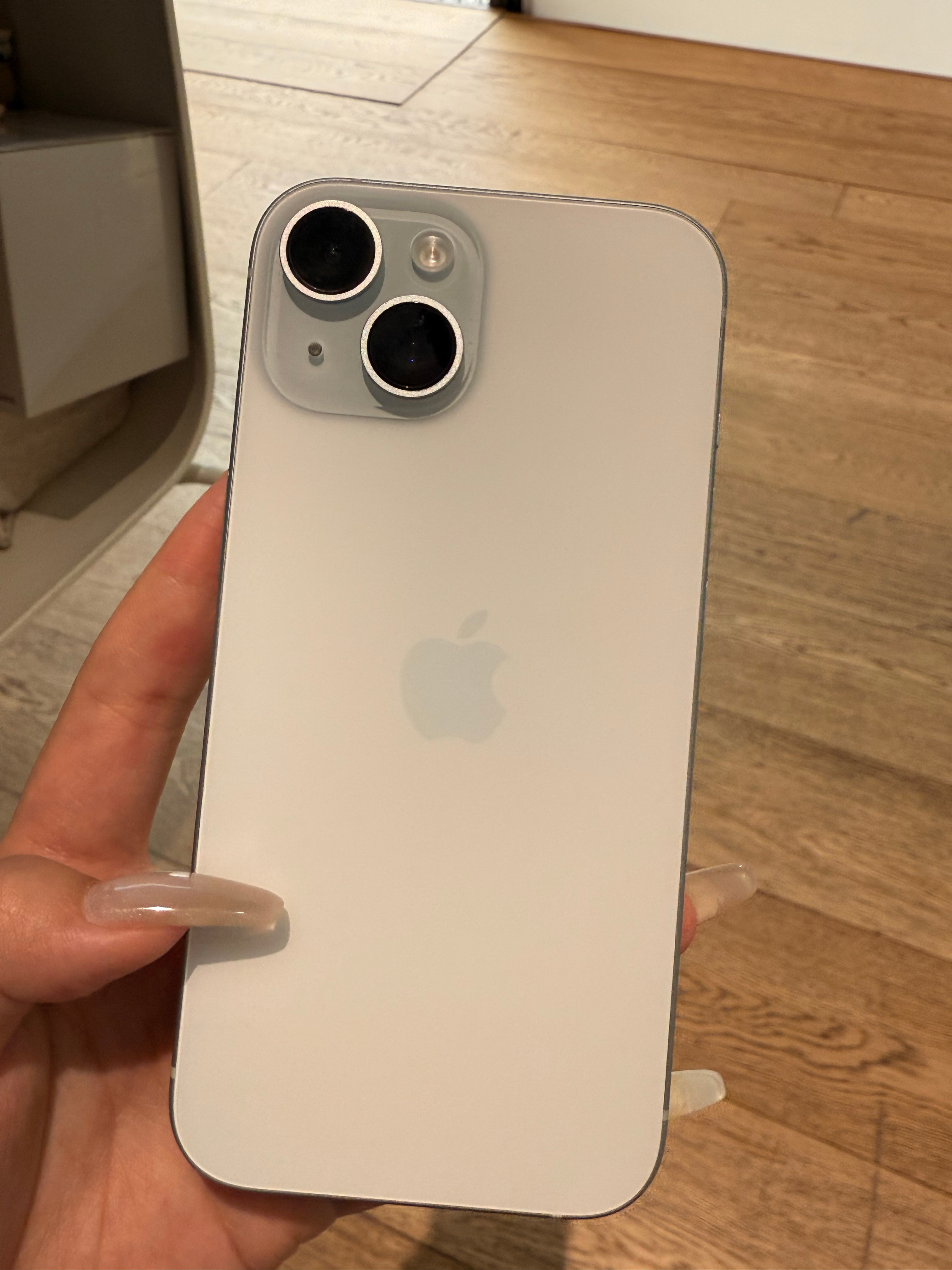 iPhone15标准版蓝色倒是清新，可惜就是短板太明显了，发烫严重，续航差，屏幕