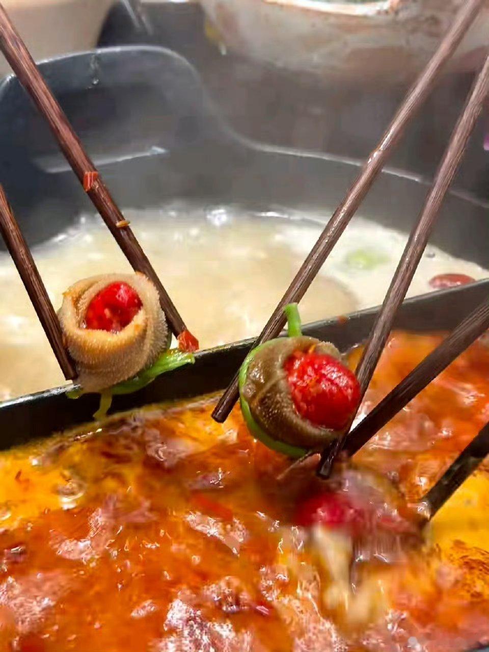 毛肚草莓火锅把四川人整沉默了建议毛肚和草莓各退一步：可以在胃里相遇，但别在锅里