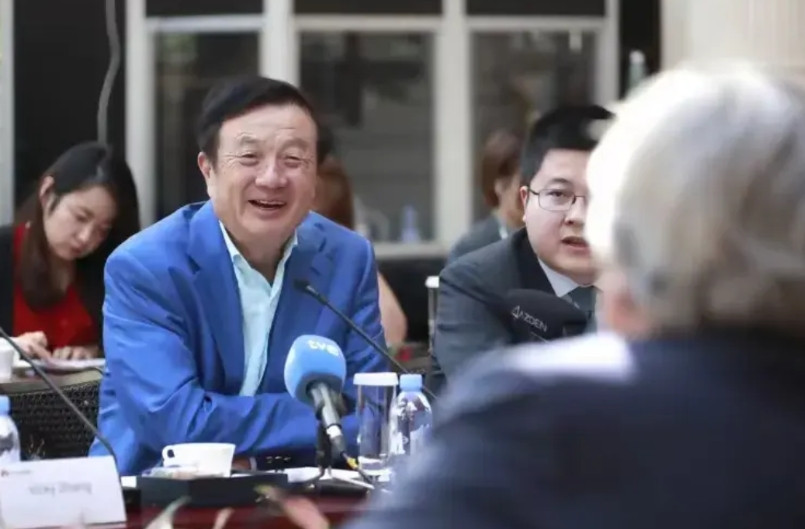 某品牌销售与客户的聊天记录令人瞠目结舌！销售称华为的智驾是吹嘘出来的，自家品牌脚