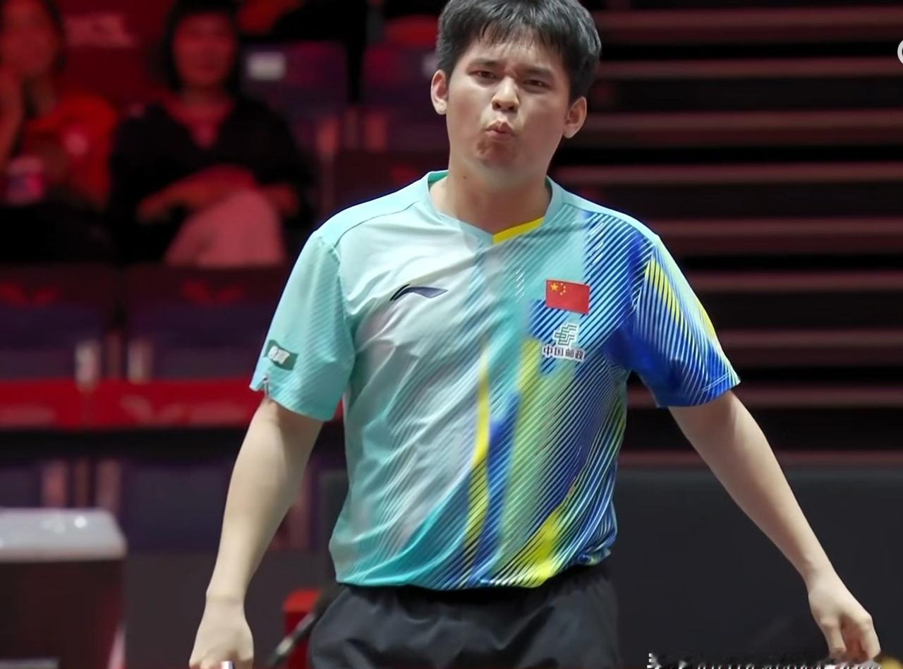 侯英超破天荒夸人了！林诗栋三局暴打对手，最后一局只丢1分。你瞅他上场那架势，