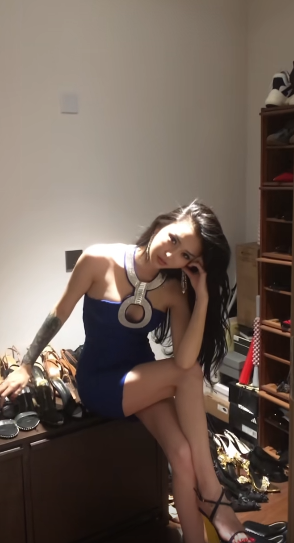 但凡懂一点女人心理学的都知道她的微表情都在表示内心的焦虑，我能很明确的看出来，她