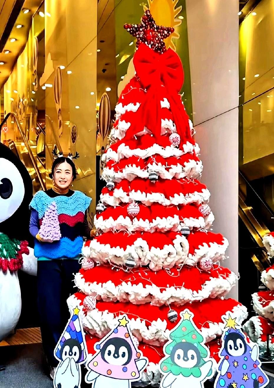 甘比在香港做了一个好大的编织圣诞树，她现在真爱这个，富婆的乐趣！以前她可是爱马仕