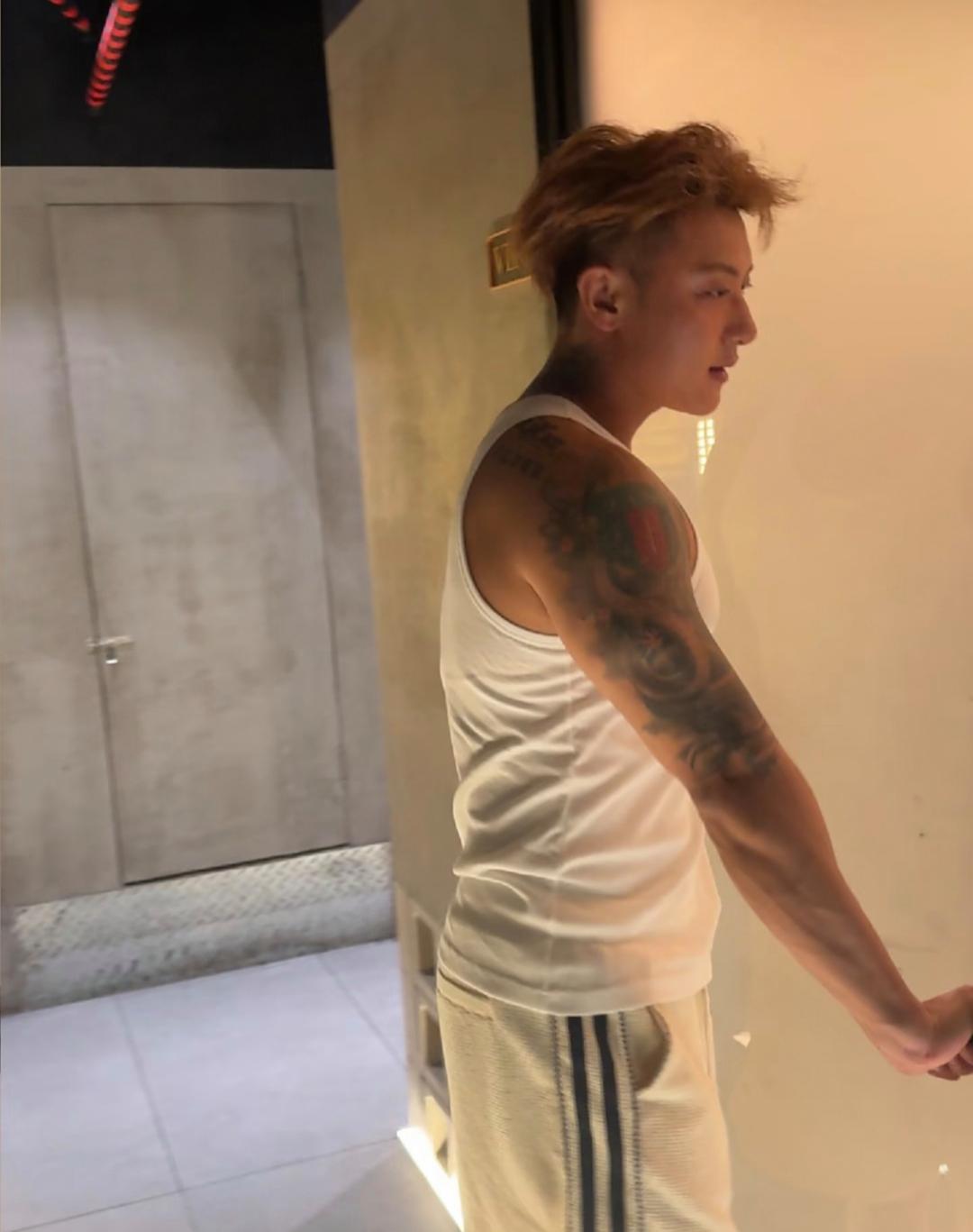 黄子韬在深圳和朋友去吃烧烤，喝到酩酊大醉，走路都不稳，需要助理搀扶，完全不在意明