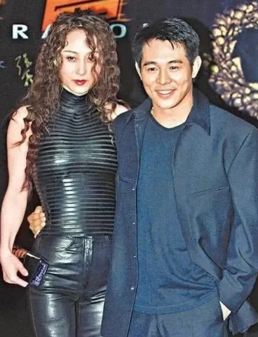 看看利智的打扮这品味确实是高李连杰口味确实是重了点