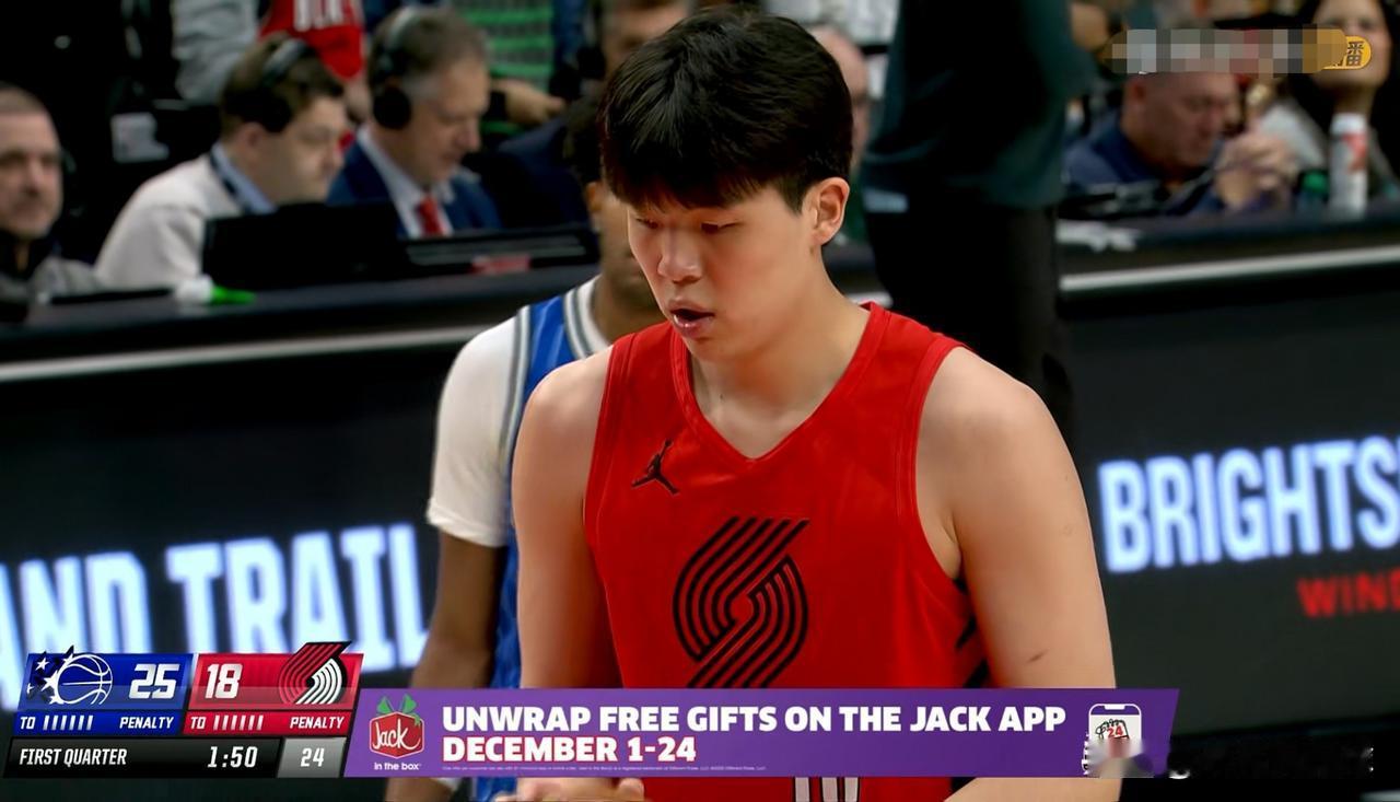 开拓者新秀杨瀚森终于重新获得重用了！在今天开拓者主场迎战魔术的比赛中，目前双方的