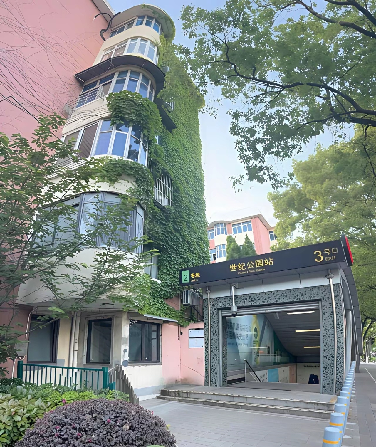 这有可能是全上海离地铁出口最近的小区了~
