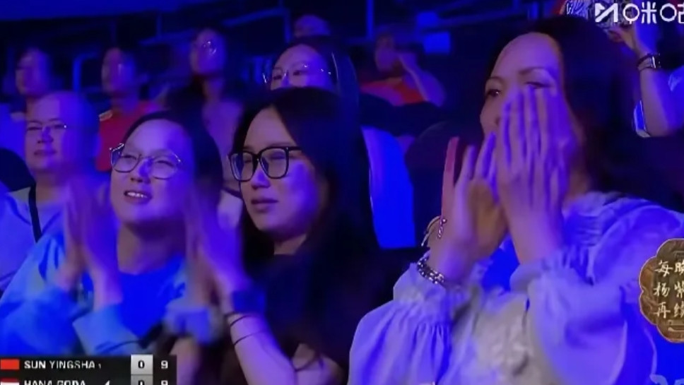 这哪是打球啊，分明是两边粉丝在比嗓门！美国观众喊得那叫一个凶，叽里呱啦听不懂，但