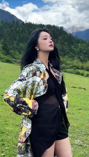 周洁琼糊图即神图周洁琼直播拍出发图现场大风把周洁琼头发吹得凌乱也依旧从容温柔