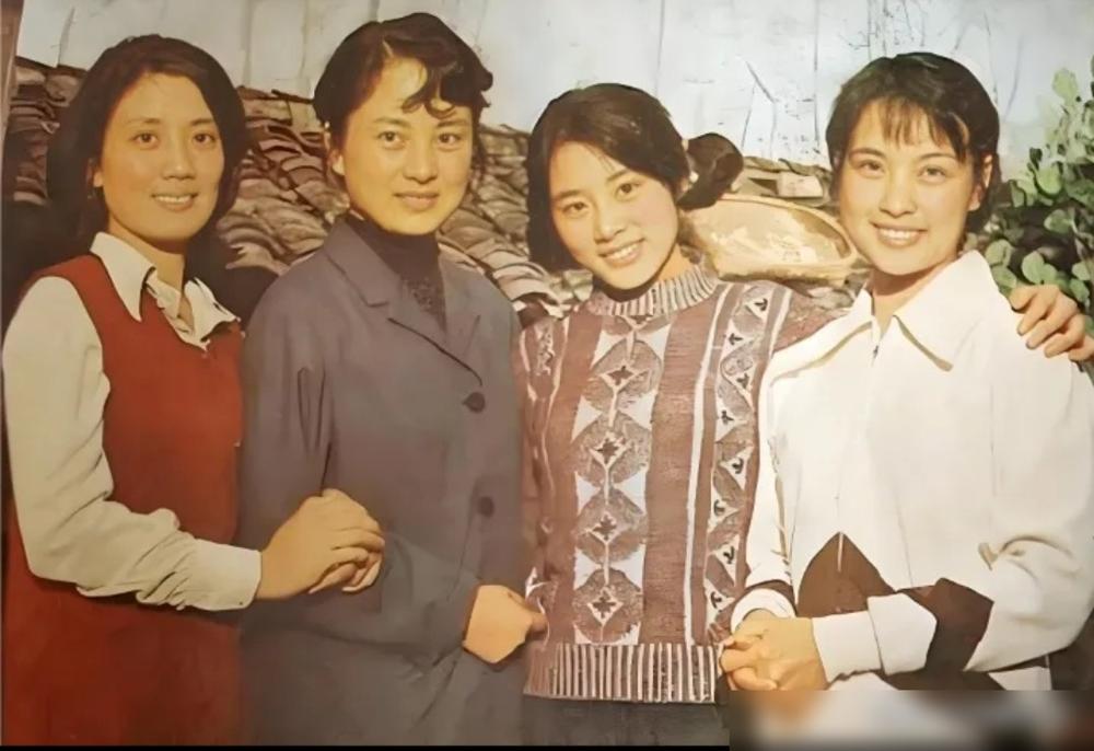 劝你不要在“丫头教”祖师爷的合影里找气质。照片上，75岁的刘晓庆还在演14岁